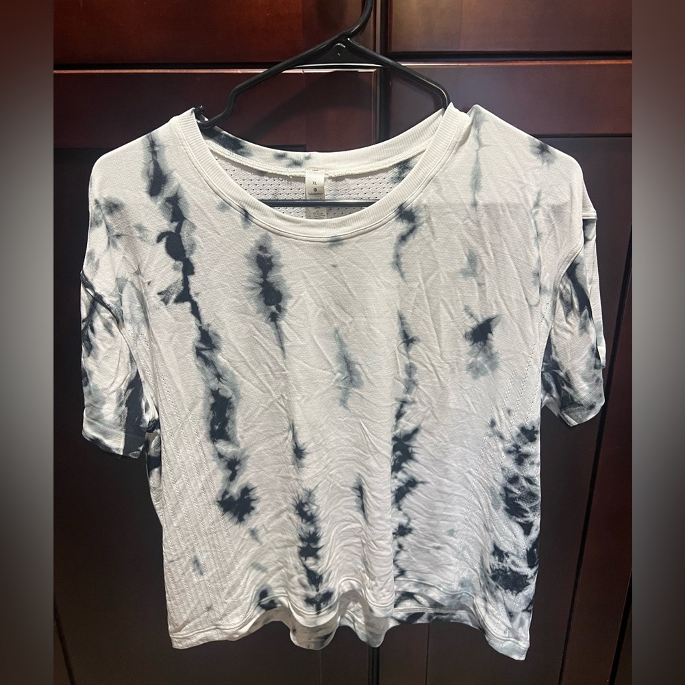 Never worn Cropped Lululemon top (unique tie dye)